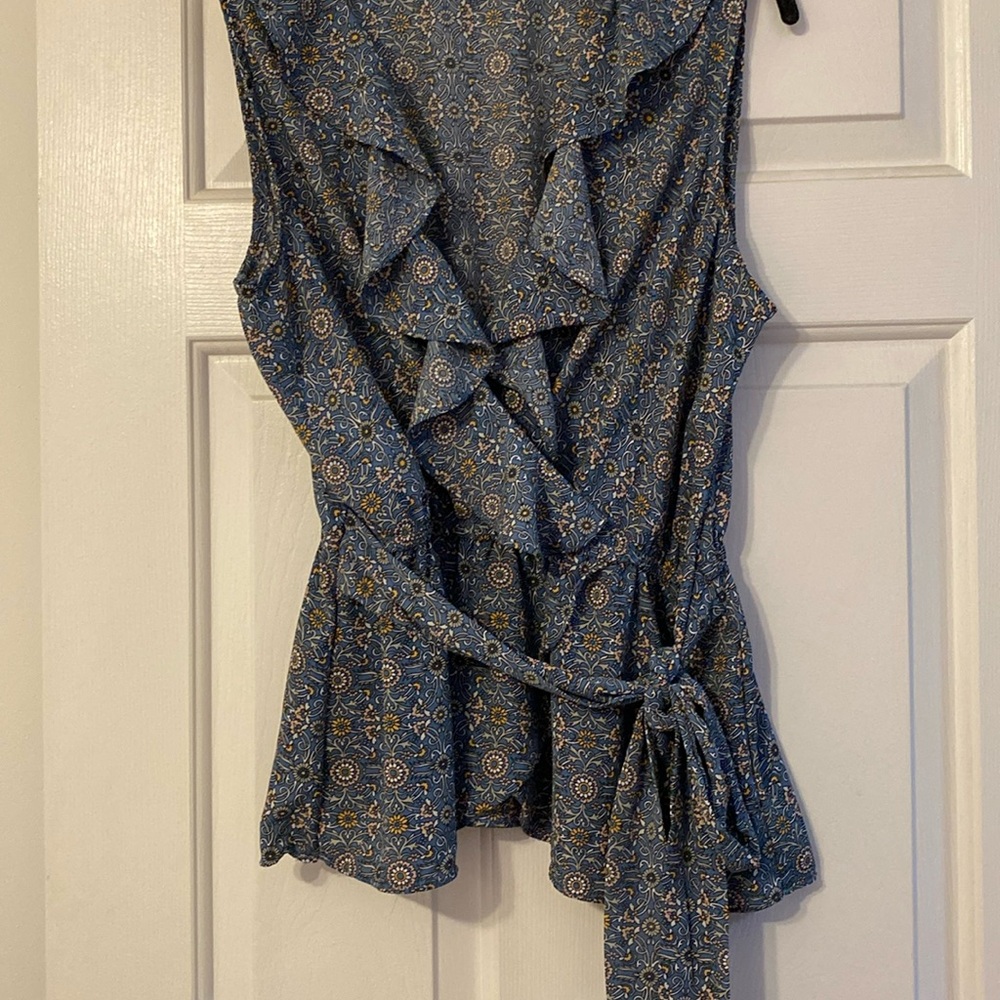 Max Studio lightweight top in good shape.